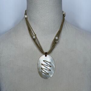 31. Beige shell pendant necklace